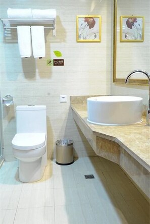 Deluxe Twin Room | Bathroom | Shower, free toiletries, hair dryer, slippers