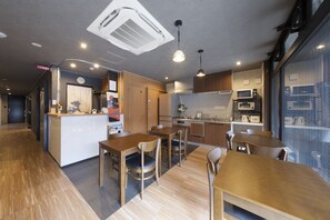 Lobby sitting area - Guesthouse Goettingen (Kyoto)