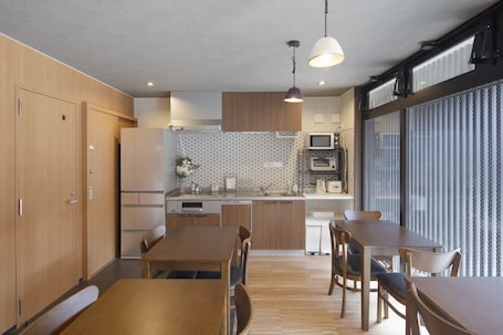 Large Twin room | Living area | Flat-screen TV