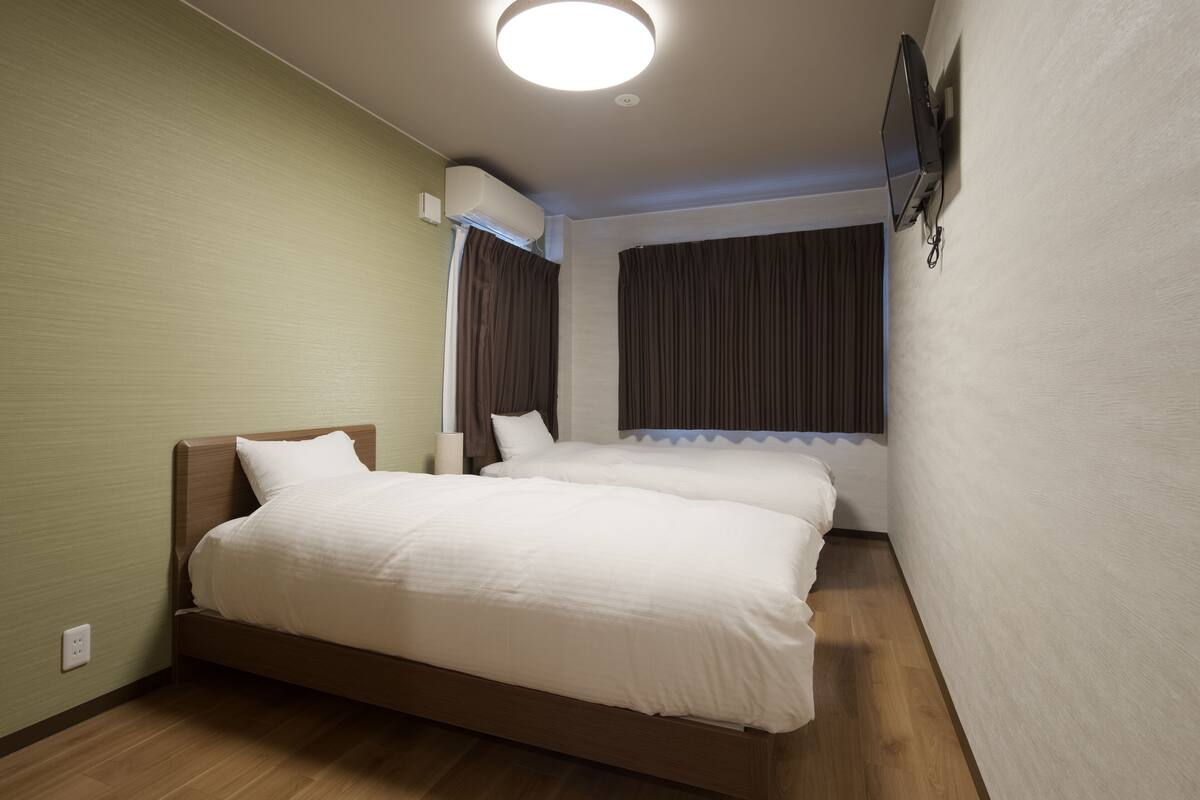 ห้องทวิน (Large) | โต๊ะทำงาน, เตารีด/โต๊ะรีดผ้า, Wi-Fi ฟรี, ผ้าปูที่นอน