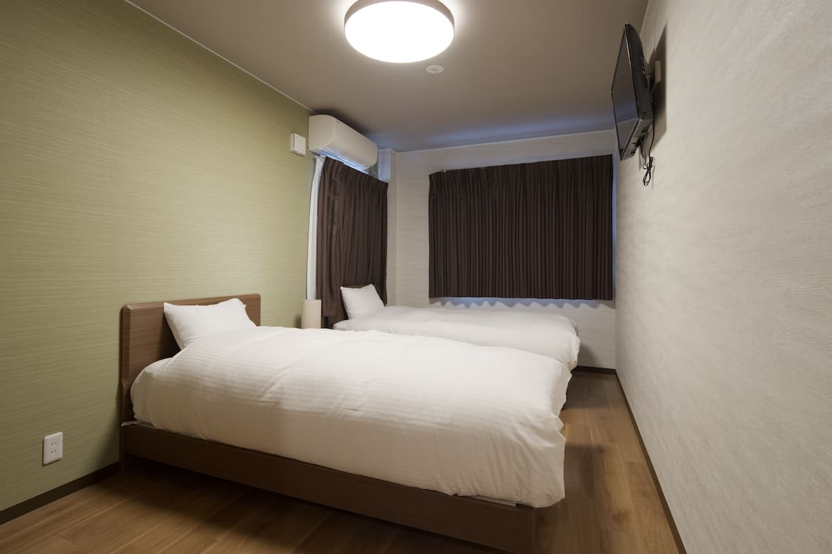 Twin kamer (Large) | Een bureau, verduisterende gordijnen, een strijkplank/strijkijzer