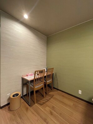 Large Twin room | Desk, blackout curtains, iron/ironing board, free WiFi - Guesthouse Goettingen (Kyoto)