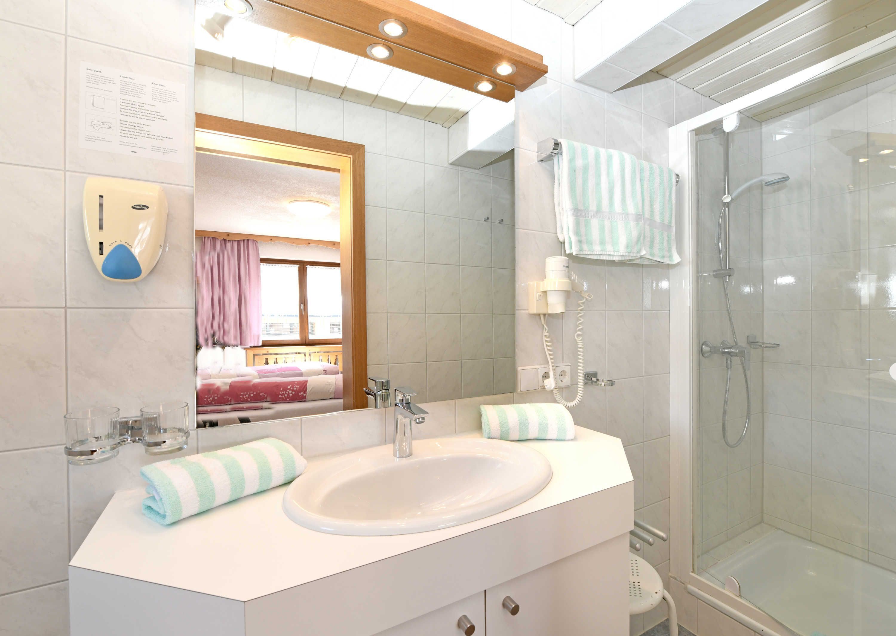 Douche, sèche-cheveux, serviettes fournies