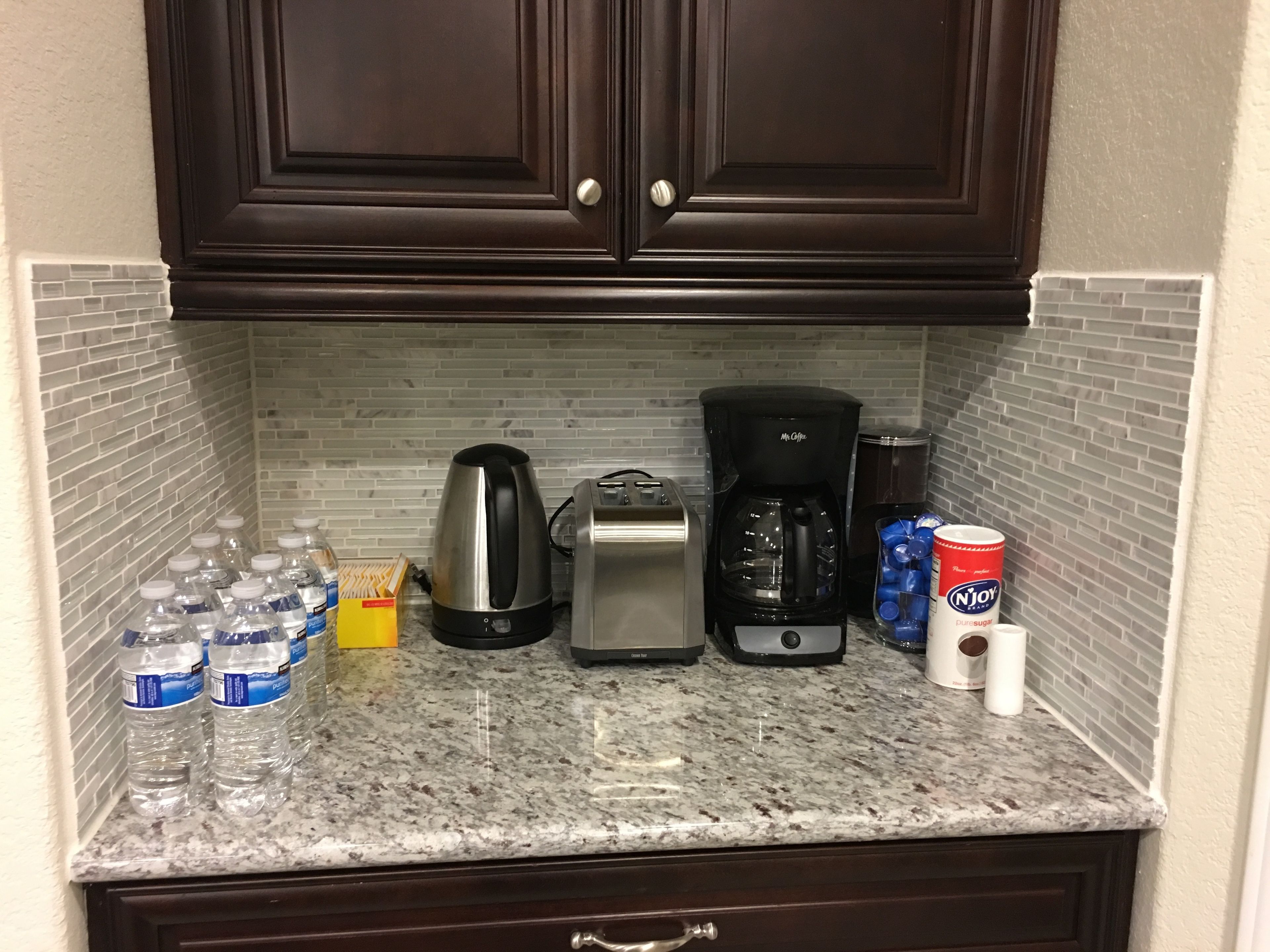 冰箱、微波炉（如有要求）、烤箱、炉灶