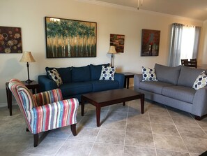 Lobby sitting area - Lake Front House 4BR2B In West Houston (Katy)