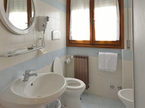 Habitación doble | Baño | Artículos de higiene personal gratuitos y toallas