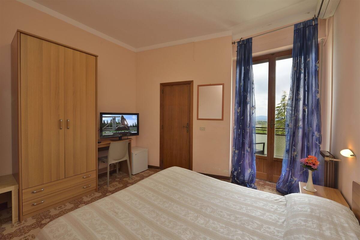 Quarto triplo | Frigobar, ferros/tábuas de passar roupa
