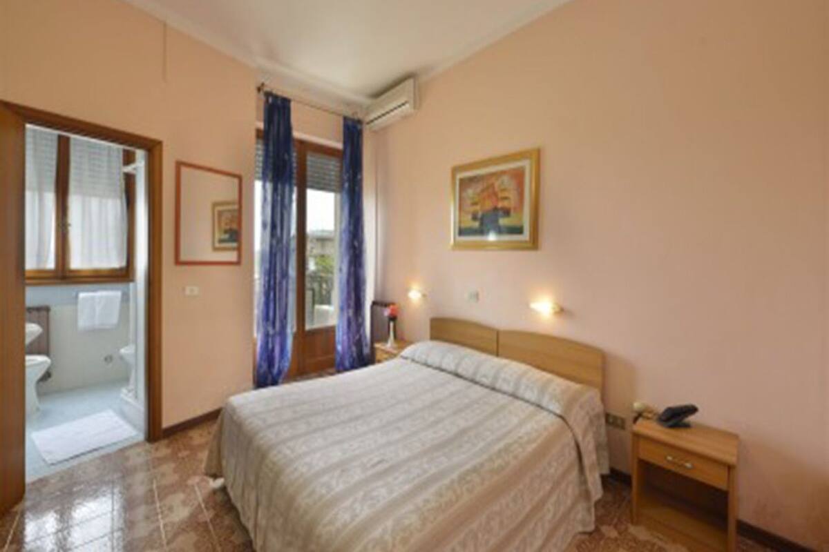 Quarto casal | Frigobar, ferros/tábuas de passar roupa