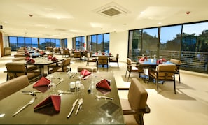 3 restaurants, lunch, dinner served; international cuisine