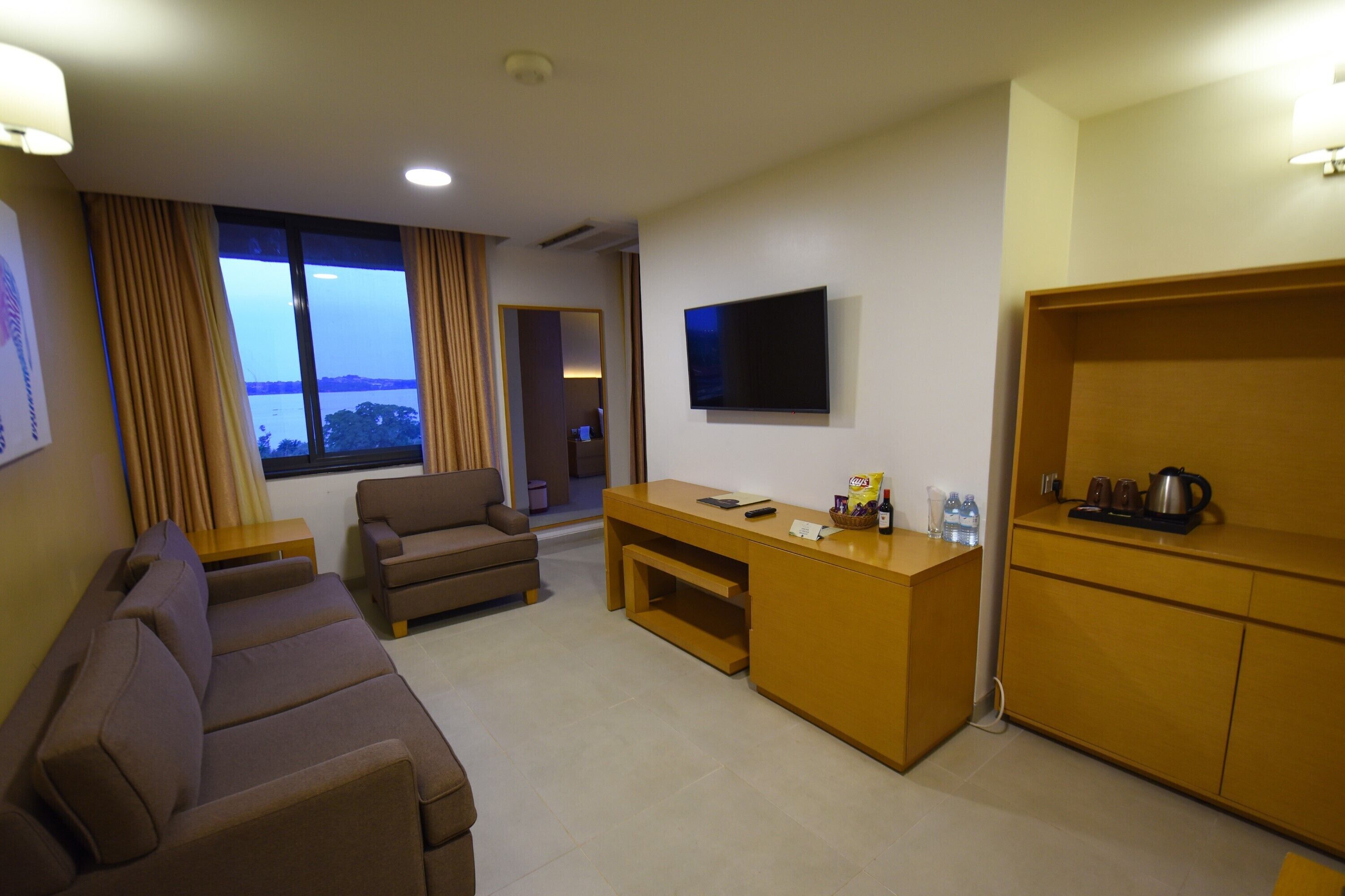 classic suite, balcony, lake view | living area | flat-screen tv