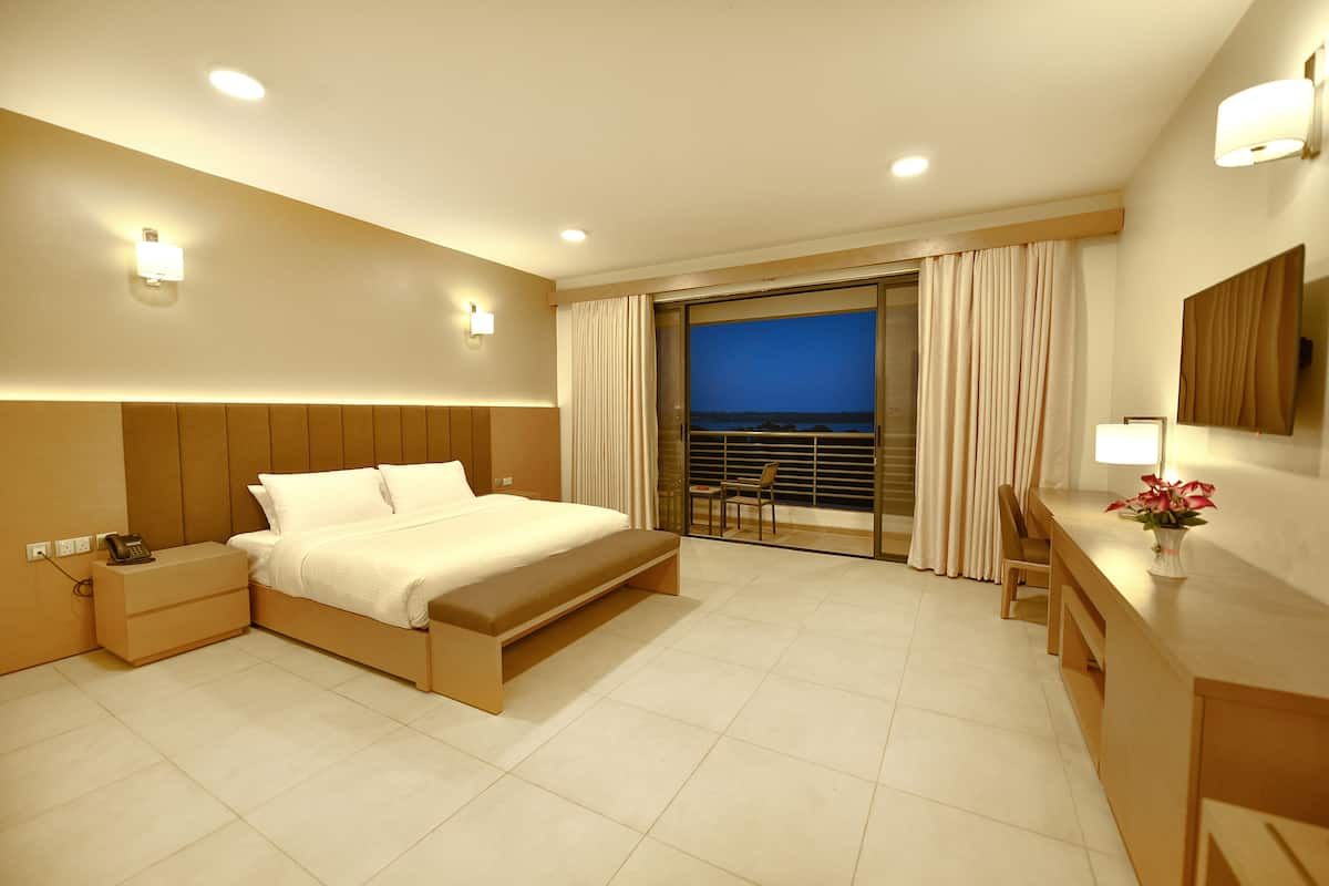 junior suite, balcony, lake view | premium bedding, minibar, in-room safe, desk