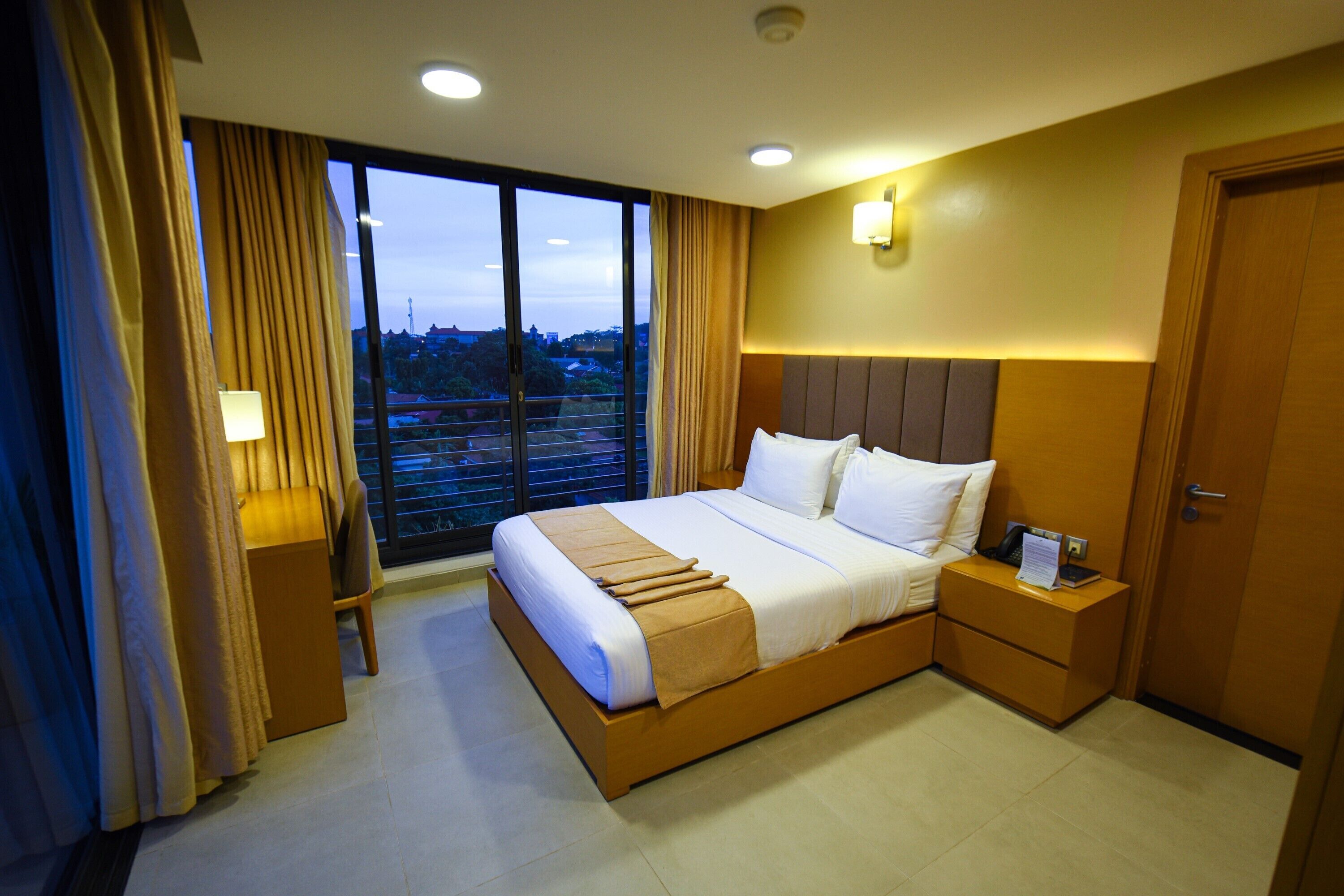classic suite, balcony, lake view | premium bedding, minibar, in-room safe, desk