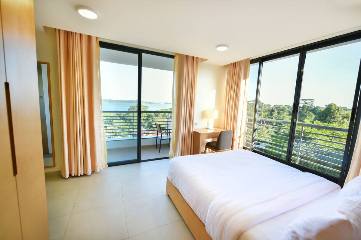 classic suite, balcony, lake view | lake view