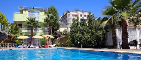 Piscina externa, guarda-sóis, espreguiçadeiras