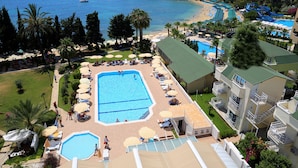 A resort with a large swimming pool, beach access, and a water park. - Incekum Su Hotel - All Inclusive (Alanya)