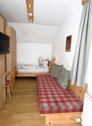 1 bedroom, desk, WiFi, bed sheets