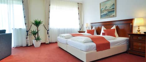 1 chambre, coffre-fort, bureau, lit de bébé portatif