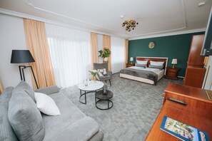 1 bedroom, in-room safe, desk, travel cot