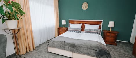 1 soveværelse, pengeskab på værelset, skrivebord, weekendseng