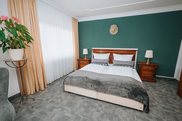 1 bedroom, in-room safe, desk, travel cot