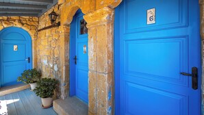 Ein Gebäude mit zwei blauen Türen, jede Tür mit einer Nummer gekennzeichnet.