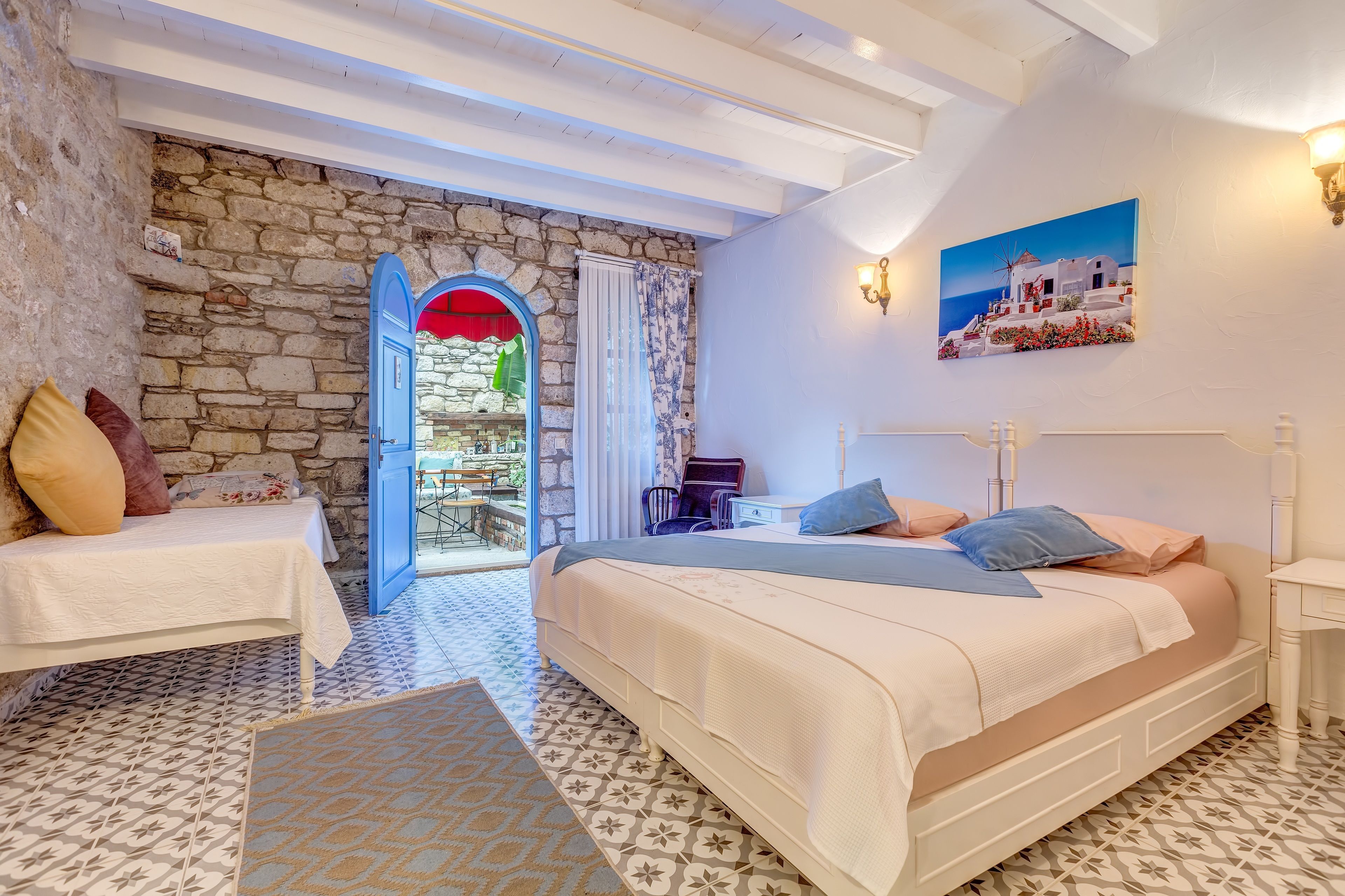 Minibar, individually decorated, individually furnished, desk