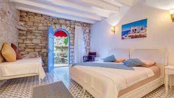 Minibar, individually decorated, individually furnished, desk