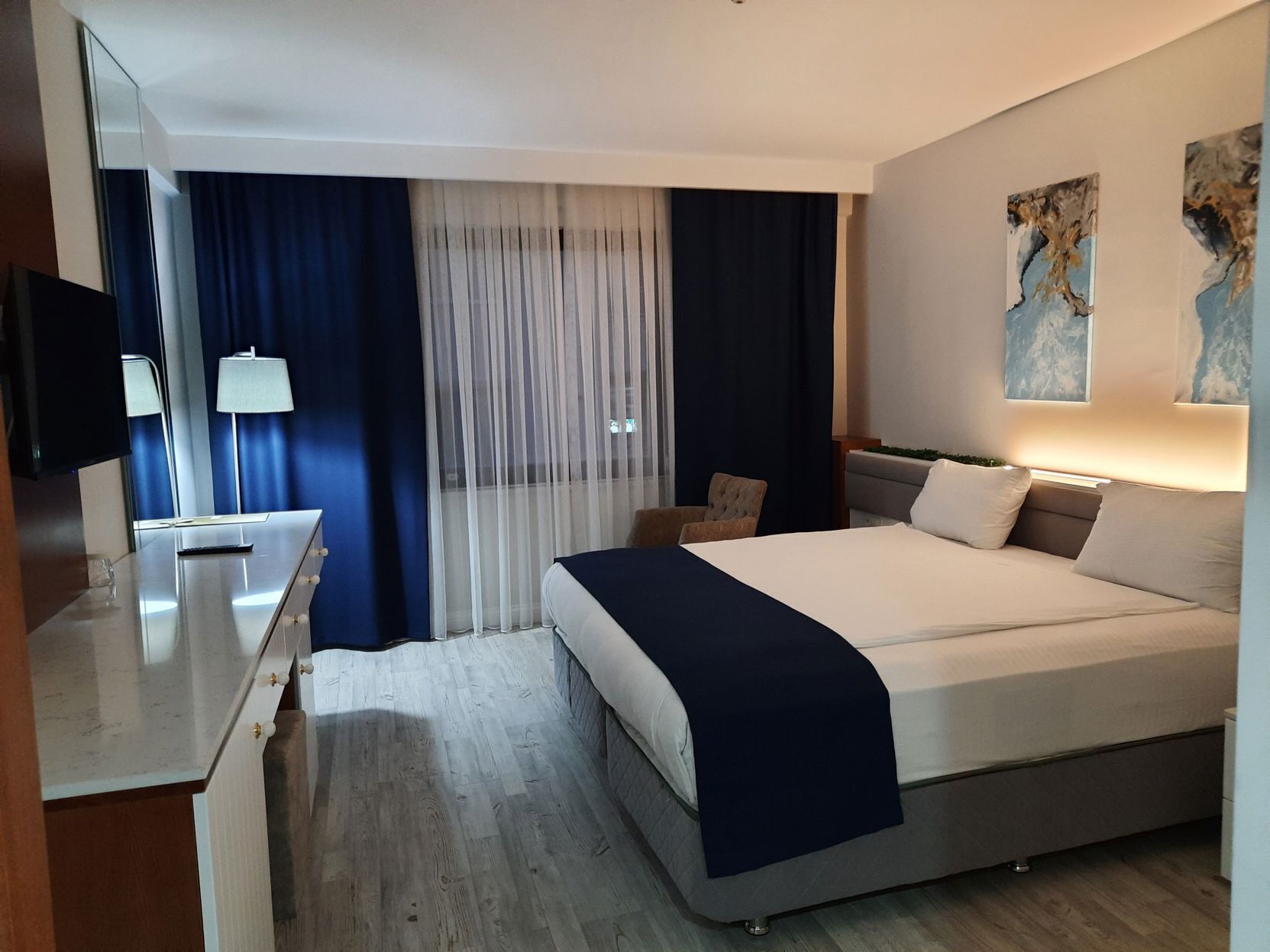 Minibar, caja de seguridad en la habitación y escritorio 
