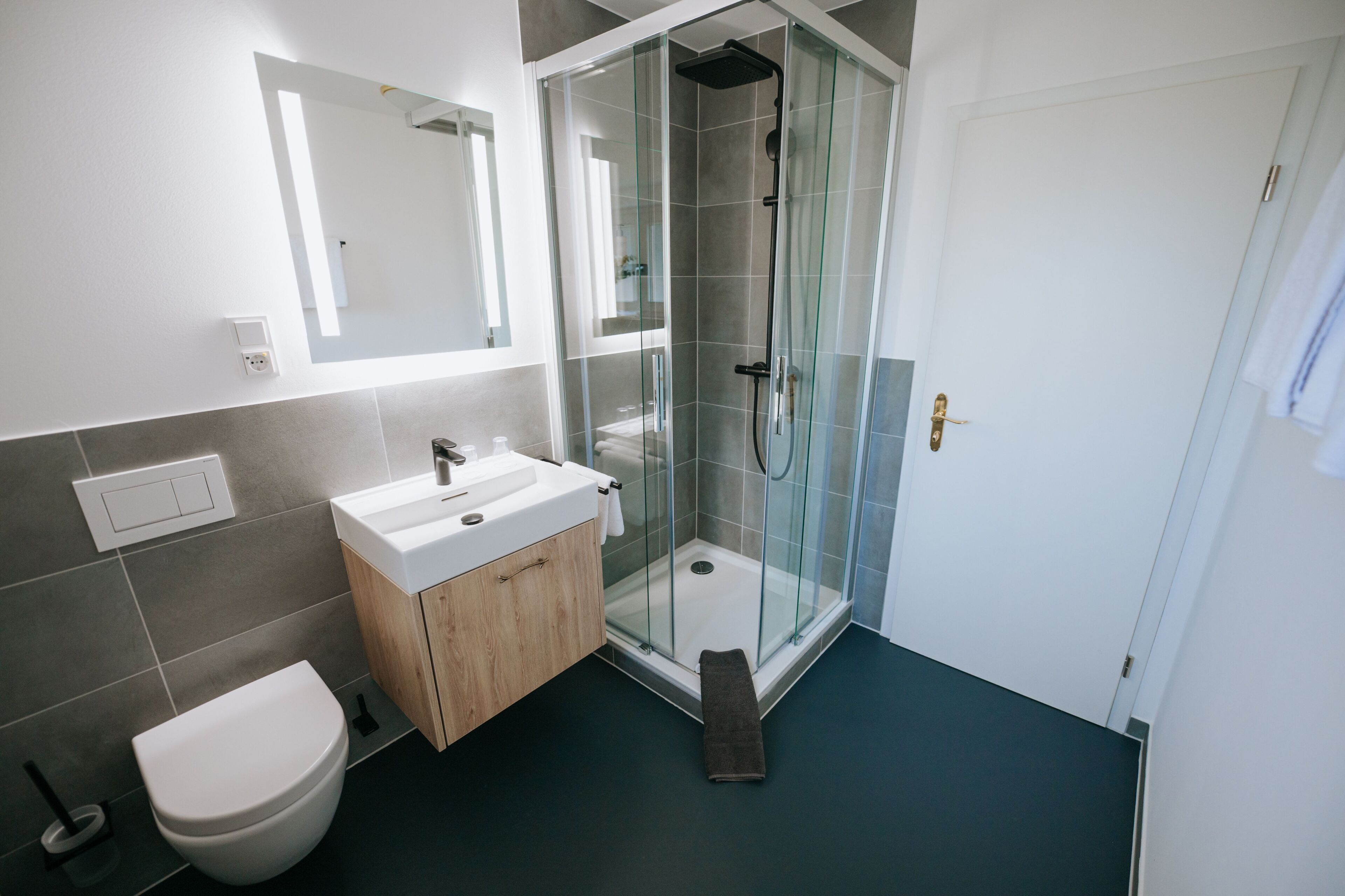 Dusche, Haartrockner, Handtücher