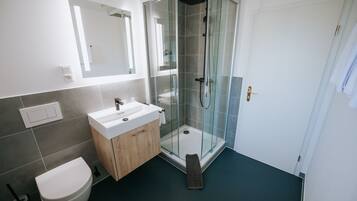 Dusche, Haartrockner, Handtücher