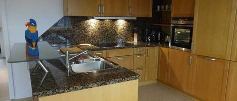 Réfrigérateur, micro-ondes, four, lave-vaisselle