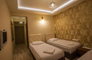 Habitación triple | Caja de seguridad en la habitación, escritorio y wifi gratis