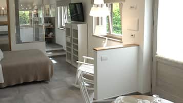 Appartamento Superior, vista cortile, edificio separato (Perlasio) | Biancheria da letto di alta qualità, minibar, una cassaforte in camera