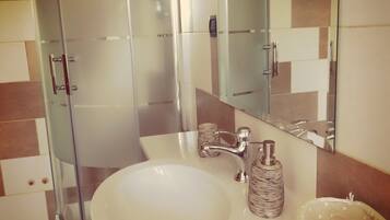 Camera doppia | Bagno | Doccia, asciugacapelli, bidet, asciugamani