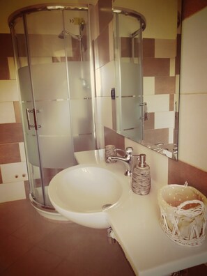 Double Room | Bathroom | Shower, hair dryer, bidet, towels