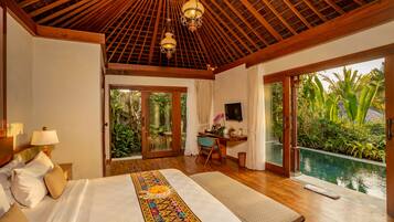 One Bedroom Villa with Garden View | Seprai premium, minibar, brankas, dan meja kerja