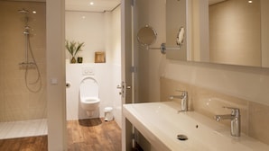 A modern bathroom with a shower, toilet, and sink. - Hotel Jo van den Bosch ('s-Hertogenbosch)