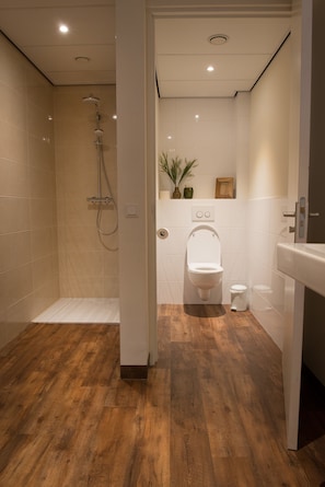 Shower, rainfall showerhead, free toiletries, hair dryer - Hotel Jo van den Bosch ('s-Hertogenbosch)