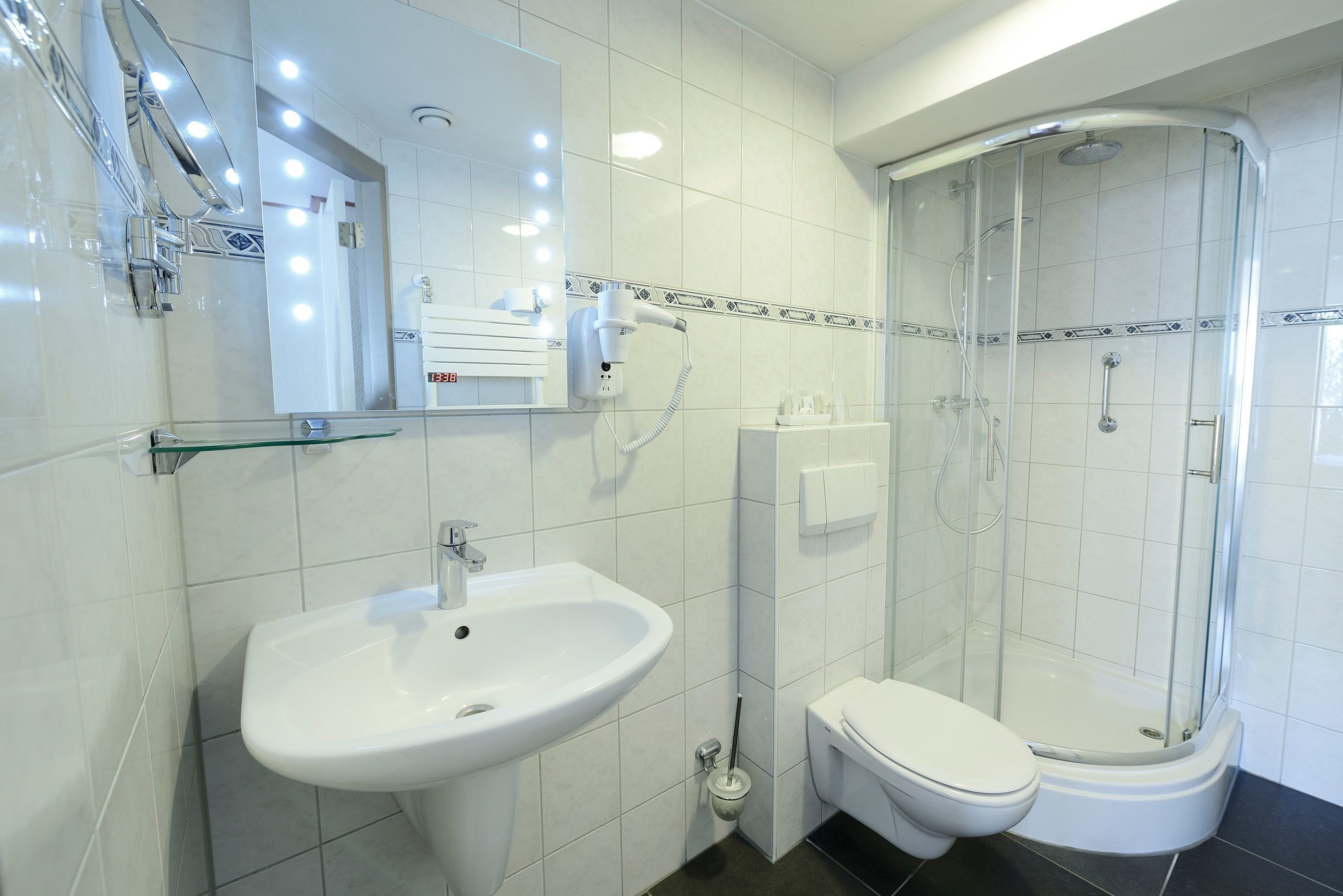 standard double room | bathroom | shower, rainfall showerhead, free toiletries, hair dryer