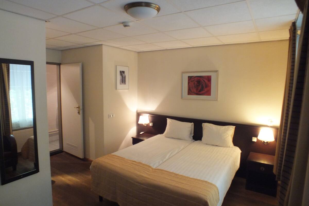 standard double room | in-room safe, desk, free cots/infant beds, rollaway beds