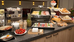 A buffet with various food items including meats, cheeses, and fruits. - Hotel Jo van den Bosch ('s-Hertogenbosch)