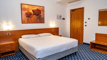 Frigobar, cofres nos quartos, escrivaninha, quartos à prova de som