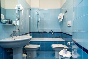 Chambre Triple, 2 chambres, chambres communicantes | Salle de bain | Douche, articles de toilette gratuits, sĂšche-cheveux, bidet
