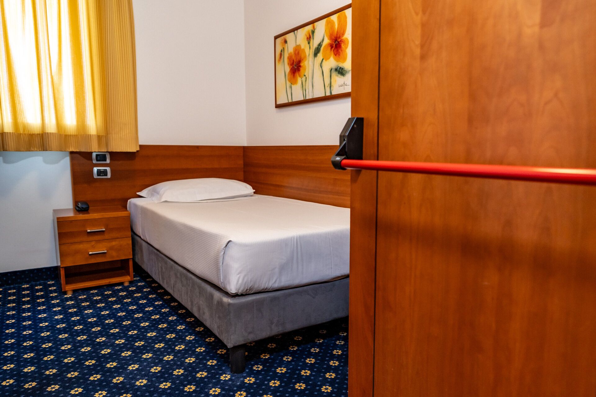 single room, accessible | minibar, in-room safe, desk, soundproofing