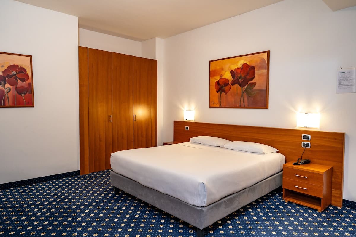 Een minibar, een kluis op de kamer, een bureau, geluiddichte muren