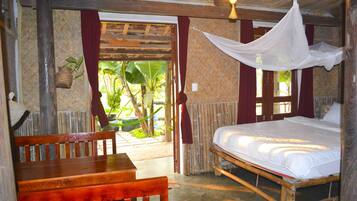 Habitación familiar, vistas a la montaña | Minibar, escritorio, sistema de insonorización y wifi gratis