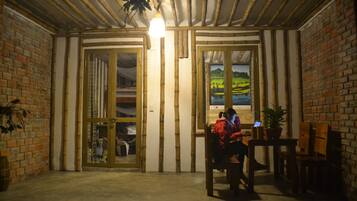 Habitación familiar, vistas a la montaña | Minibar, escritorio, sistema de insonorización y wifi gratis