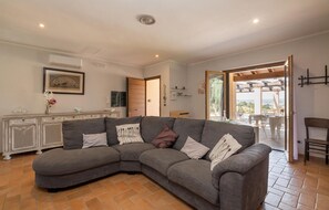 Televisio, takka, pöytäjalkapallopöytä, pöytätennispöytä