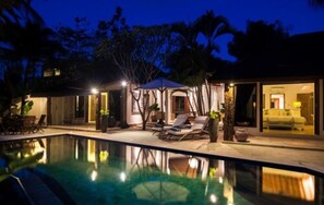 Bagian depan properti - sore/malam
