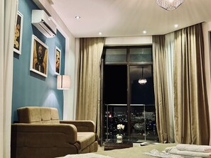 ห้องลักซ์ชัวรี่ดับเบิล, วิวเมือง | ผ้าปูที่นอนฝ้ายอียิปต์, เครื่องนอนระดับพรีเมียม, มินิบาร์, โต๊ะทำงาน